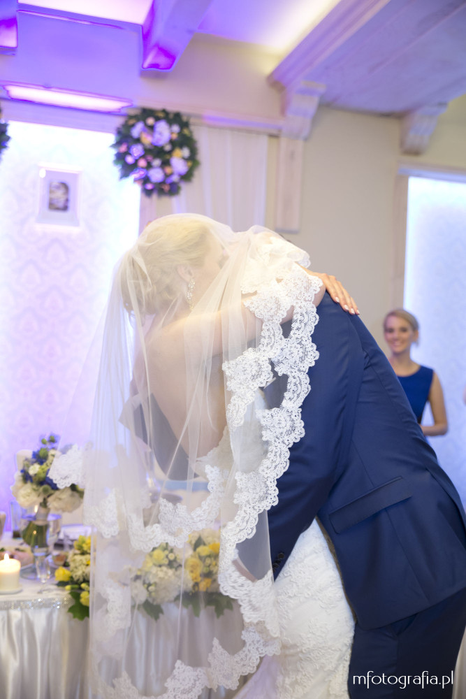 fotografia pocałunku pray młodej podczas wesela